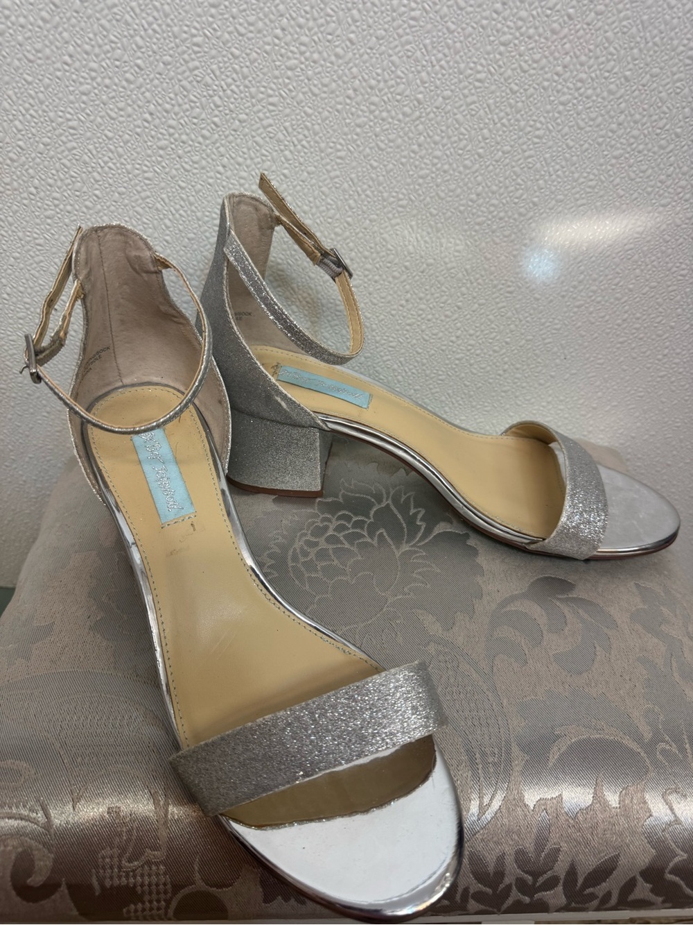 Betsey Johnson Women's Silver Ankle-Strap Low Block Heel Sandals Sz 10 (D-86)